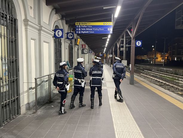 Bra: in treno senza biglietto infastidiscono gli altri viaggiatori: tre denunciati dalla Polizia Locale Bra: in treno senza biglietto infastidiscono gli altri viaggiatori: tre denunciati dalla Polizia Locale