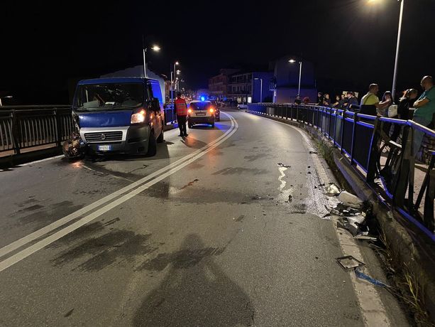 Rubano il 'Ducato' del comune di Busca e si schiantano sul ponte, poi abbandonano il mezzo