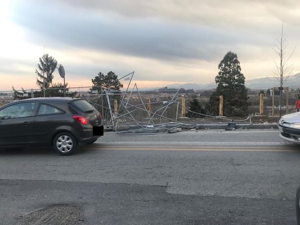 Cuneo, incidente in corso Marconi: macchina colpisce le griglie del cantiere della pista ciclabile