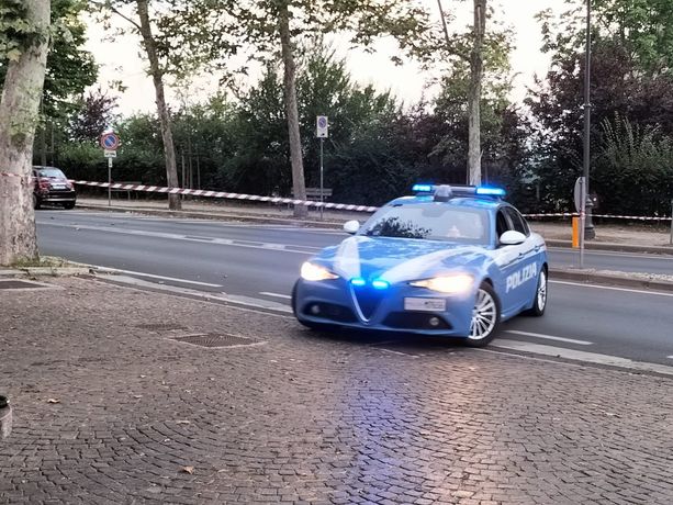 Ritrova e porta in Questura due bombe a mano inesplose: scatta il piano d'emergenza a Cuneo