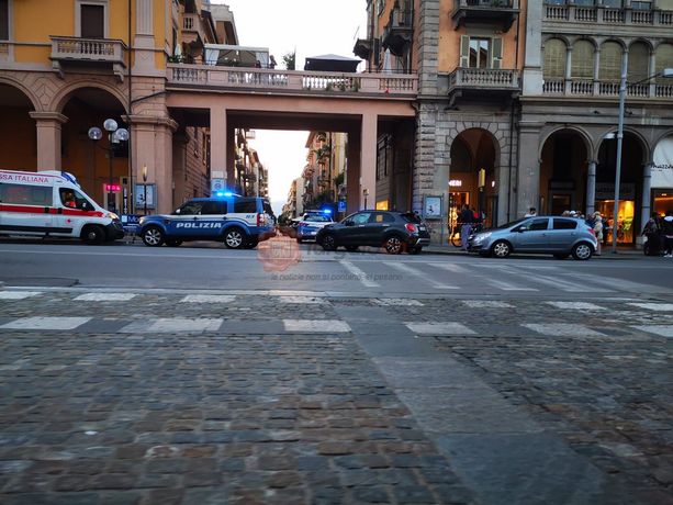 Entra in gioielleria e punta il coltello alla gola della commessa: attimi di altissima tensione in Corso Nizza, a Cuneo (FOTO e VIDEO)