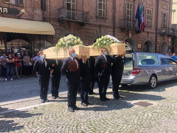 A Fossano un Duomo gremito abbraccia per l’ultima volta Nicolò ed Elia: “Perché proprio loro? È in questi momenti che dobbiamo chiedere a Dio il dono della fede”