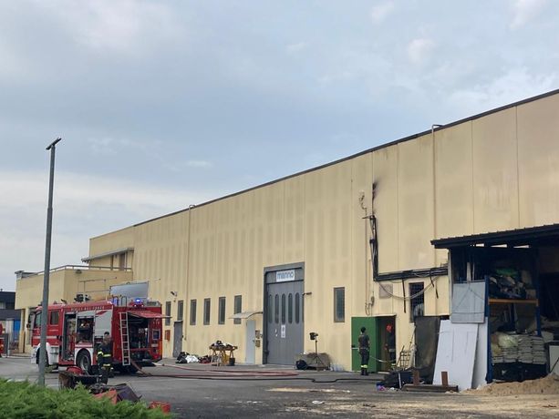 Un morto nell’incendio che ha distrutto un emporio di abbigliamento e articoli  per la casa a Monticello d’Alba