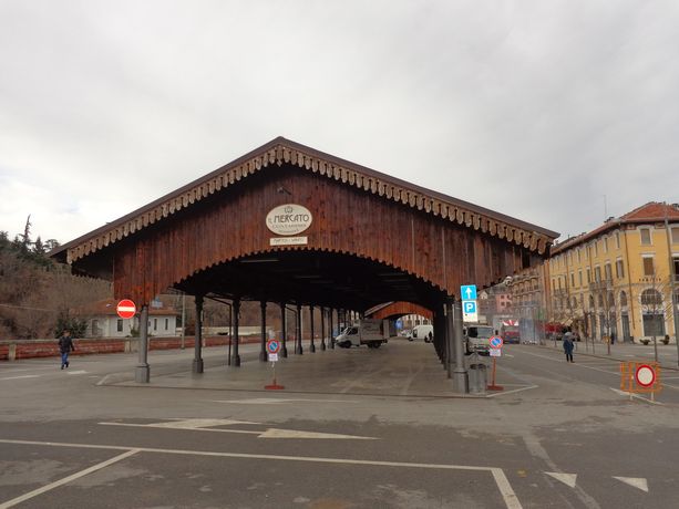 Sassi contro le auto della cooperativa che lo aveva ospitato: accusato un richiedente asilo Sassi contro le auto della cooperativa che lo aveva ospitato: accusato un richiedente asilo