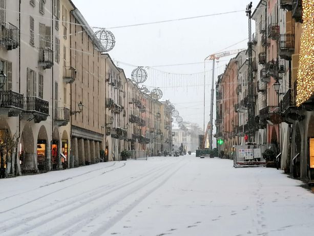 Arriva la neve, annullato il White Saturday in via Roma a Cuneo Arriva la neve, annullato il White Saturday in via Roma a Cuneo