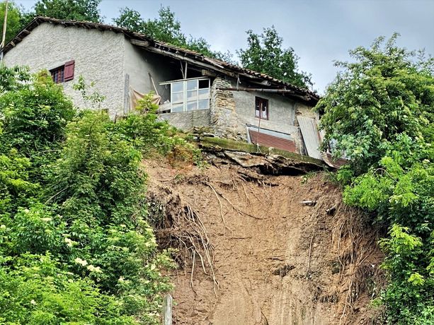 Frana il versante di Comba San Grato, a Revello, proprio a ridosso di una casa, dichiarata inagibile (FOTO) Frana il versante di Comba San Grato, a Revello, proprio a ridosso di una casa, dichiarata inagibile (FOTO)