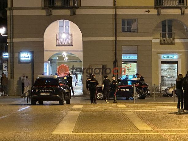 Furiosa litigata ieri sera in piazza Galimberti, tra lanci di sedie e bottiglie Furiosa litigata ieri sera in piazza Galimberti, tra lanci di sedie e bottiglie