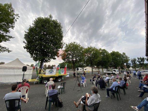 Fratelli d’Italia in piazza, a Saluzzo, in difesa degli agricoltori: “Qui lo scempio l’ha creato la Sinistra, che dell’accoglienza ne fa un business” (FOTO)