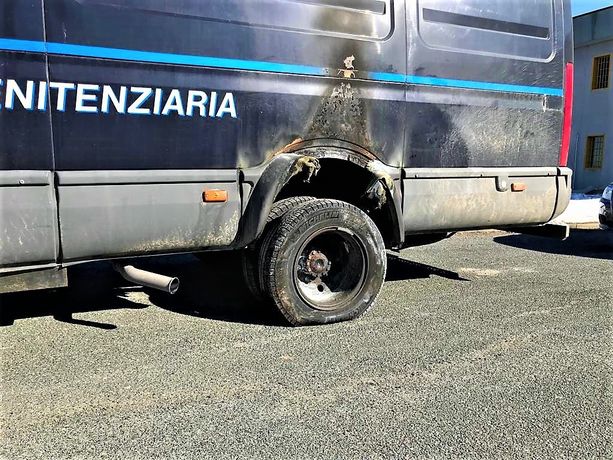 In manette la “banda dell’ammoniaca”: avevano cercato di dare alle fiamme il furgone della Penitenziaria di Saluzzo In manette la “banda dell’ammoniaca”: avevano cercato di dare alle fiamme il furgone della Penitenziaria di Saluzzo