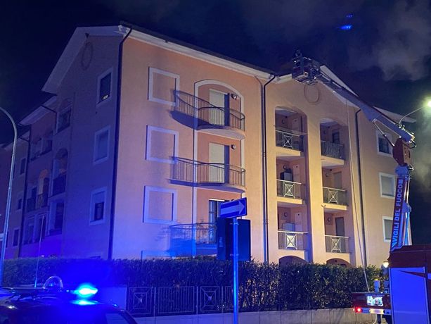 In fiamme il tetto di un condominio: scatta l’allarme a Savigliano (FOTO)