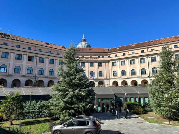 Processo alla badante: i difensori rinunciano al mandato e in aula va in scena la protesta dei testimoni