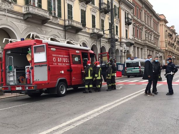 Odore di gas nel centro di Cuneo, decine di vigili del fuoco al lavoro, il comandante: "Non è stata determinata la causa" Odore di gas nel centro di Cuneo, decine di vigili del fuoco al lavoro, il comandante: "Non è stata determinata la causa"