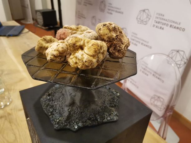 La Fiera Internazionale del Tartufo Bianco di Alba sposa il design: ecco l'alzatina "Sotto Sopra" La Fiera Internazionale del Tartufo Bianco di Alba sposa il design: ecco l'alzatina "Sotto Sopra"