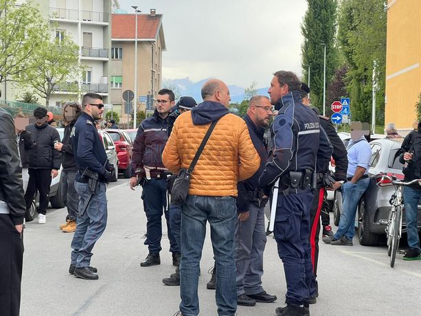 Palla in faccia all'arbitro che sospende la partita di terza categoria: lo scortano via i carabinieri [VIDEO]