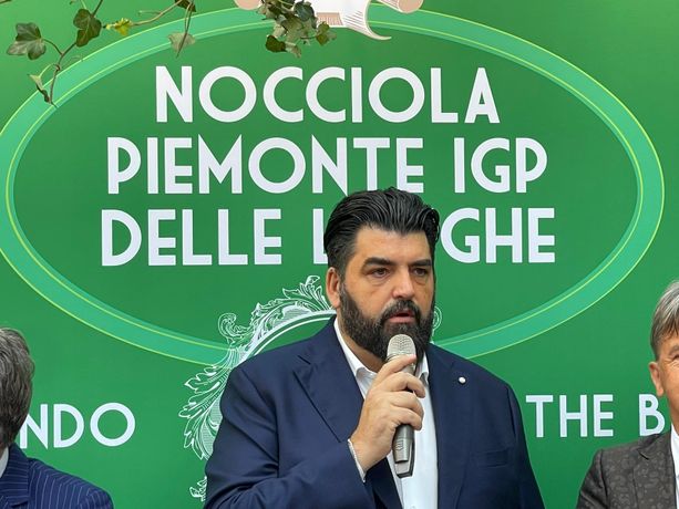 Allo chef Cannavacciuolo la Nocciola d'Oro delle Langhe: “Il segreto di questa terra è l’eccellenza dei vostri prodotti” Allo chef Cannavacciuolo la Nocciola d'Oro delle Langhe: “Il segreto di questa terra è l’eccellenza dei vostri prodotti”