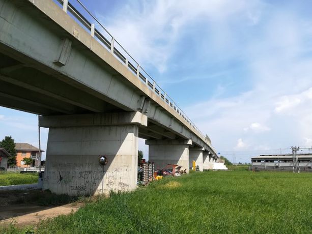 Cade materiale dal cantiere di un viadotto a Fossano: traffico interrotto sulla linea ferroviaria Cuneo-Torino