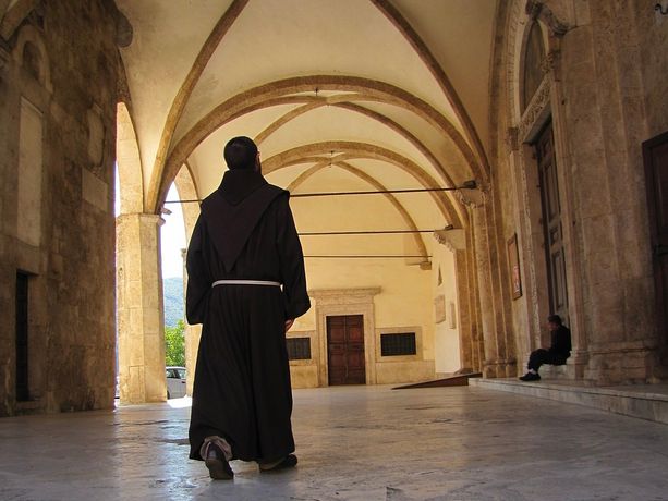 Mondovì: si fingeva un frate francescano, condannato per sostituzione di persona