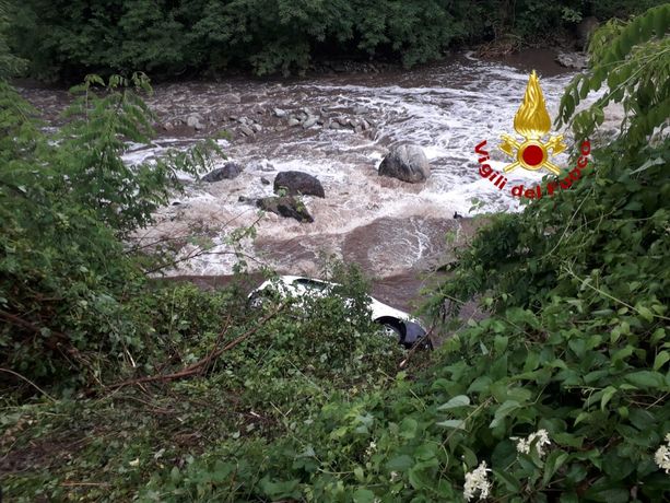 Auto nel torrente a Chiusa Pesio: la donna estratta dalla macchina sta bene Auto nel torrente a Chiusa Pesio: la donna estratta dalla macchina sta bene