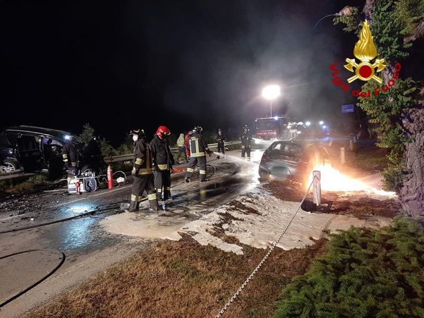 Scontro frontale a Cavallermaggiore, una delle due auto prende fuoco: un morto e un ferito grave