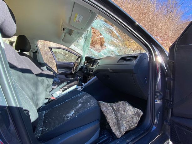 Masso precipita sulla strada e finisce sull’auto: tragedia sfiorata a Crissolo Masso precipita sulla strada e finisce sull’auto: tragedia sfiorata a Crissolo