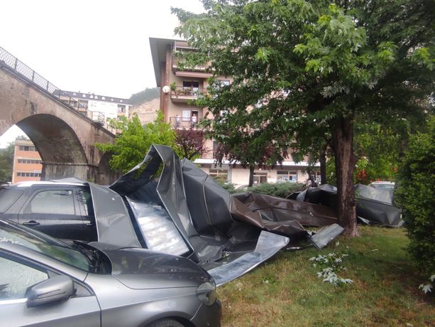 Raffiche di vento fortissime a Ceva: scoperchiato un tetto, lamiere sulle auto [FOTO]