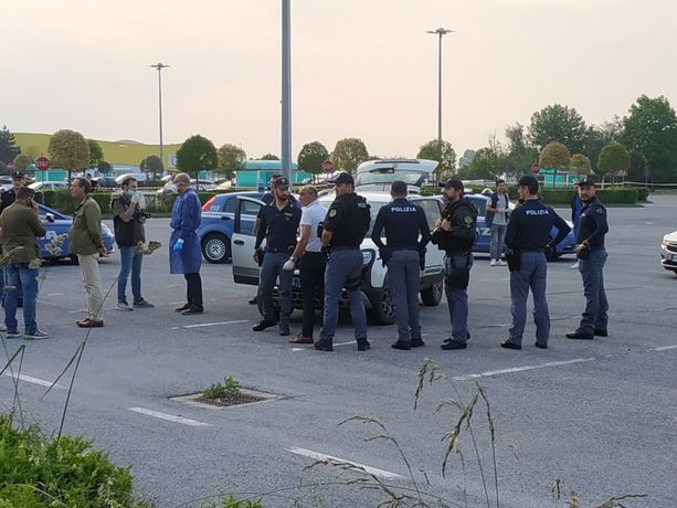 Le sparò quattro colpi di pistola e la uccise nel piazzale dell’ex Auchan: ex compagno chiede di essere ammesso al rito abbreviato condizionato Le sparò quattro colpi di pistola e la uccise nel piazzale dell’ex Auchan: ex compagno chiede di essere ammesso al rito abbreviato condizionato