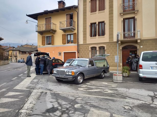 Donna trovata morta sulle scale di un palazzo a Dronero Donna trovata morta sulle scale di un palazzo a Dronero