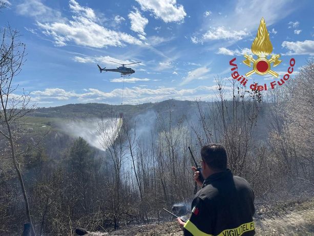 Incendio a Tetto Chiapello di Caraglio: le fiamme minacciano le case [FOTO E VIDEO]