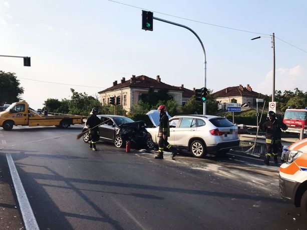 Violento scontro al semaforo di via Centallo sulla circonvallazione di Fossano, donna trasportata in codice rosso all'ospedale di Cuneo Violento scontro al semaforo di via Centallo sulla circonvallazione di Fossano, donna trasportata in codice rosso all'ospedale di Cuneo