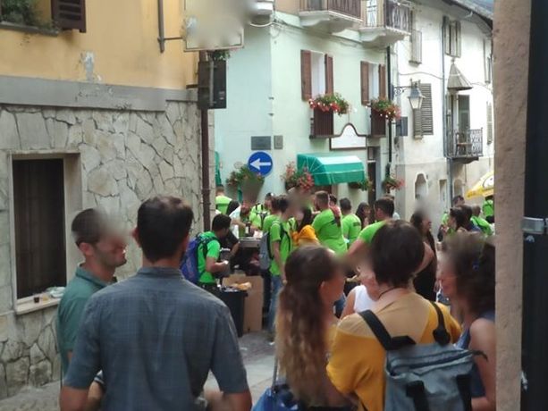 Festa dell'Assunta a Vernante: assembramenti e pochissime mascherine per le vie del paese e davanti ai bar