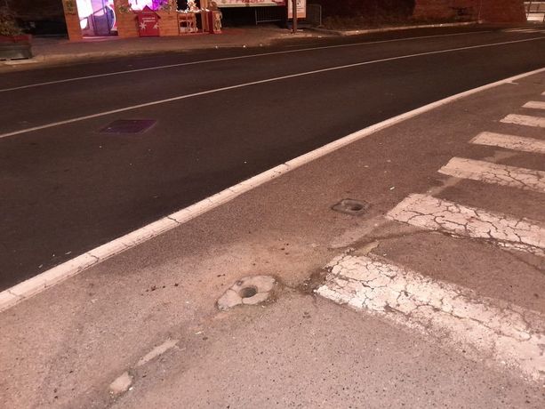 Circondato da ragazzini mentre porta a spasso il cane: 59enne con la mandibola fratturata Circondato da ragazzini mentre porta a spasso il cane: 59enne con la mandibola fratturata