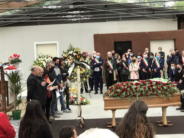 Il grande abbraccio di Demonte al suo sindaco Francesco Arata, l'avvocato di Milano che qui aveva le radici e il cuore