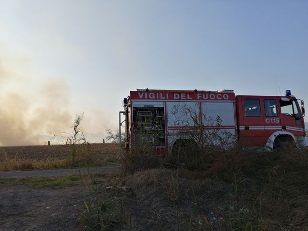 Incendio in un campo da poco trebbiato a Savigliano, intervengono tre squadre dei vigili del fuoco [FOTO]