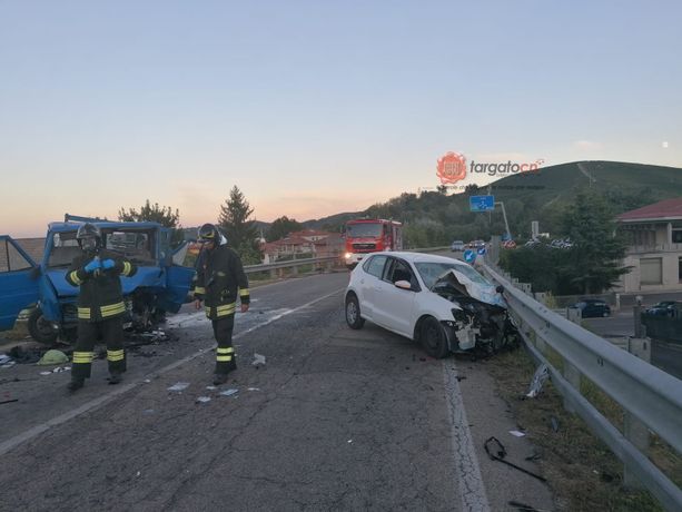 Scontro frontale sulla Circonvallazione di Canale tra un'auto e un furgone, ci sono feriti gravi Scontro frontale sulla Circonvallazione di Canale tra un'auto e un furgone, ci sono feriti gravi