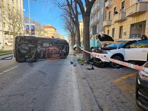 Cuneo, furgone si rovescia  in strada dopo lo scontro  con un’auto parcheggiata [FOTO]