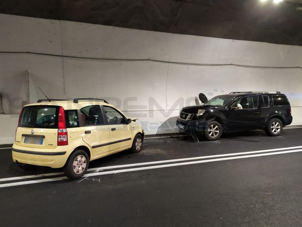 Airole, scontro frontale tra due auto in galleria. Donna in gravi condizioni trasportata con l'elisoccorso a Pietra Ligure (Foto) Airole, scontro frontale tra due auto in galleria. Donna in gravi condizioni trasportata con l'elisoccorso a Pietra Ligure (Foto)