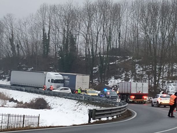 Scontro tra auto e tir sul ponte dell'Olla, chiuso un tratto di statale 21