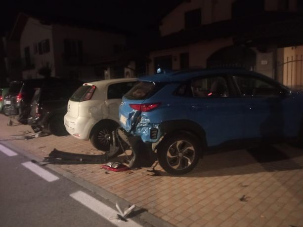 Urta quattro vetture parcheggiate a San Rocco di Bernezzo, scappa ma lascia troppe tracce