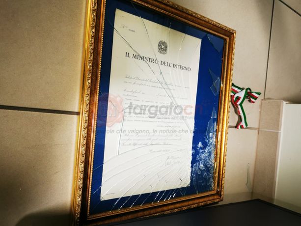 Medaglia d'oro trafugata a Borgo: inquirenti sulle tracce del ladro che ha agito a volto scoperto Medaglia d'oro trafugata a Borgo: inquirenti sulle tracce del ladro che ha agito a volto scoperto