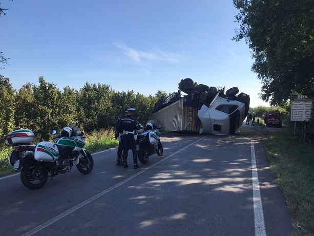 Si intraversa camion carico di rum sulla sp7: strada chiusa tra Pollenzo e Cherasco, traffico in tilt Si intraversa camion carico di rum sulla sp7: strada chiusa tra Pollenzo e Cherasco, traffico in tilt