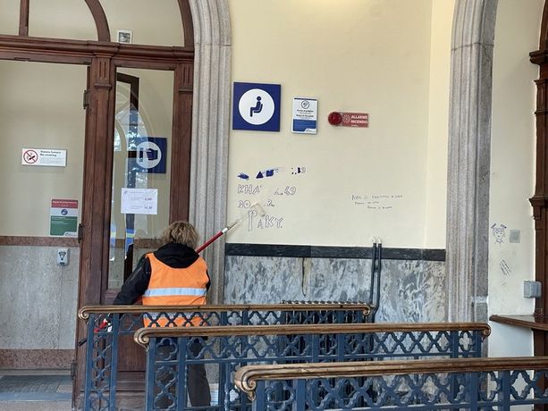 Cancellate le scritte ingiuriose comparse alla stazione di Mondovì