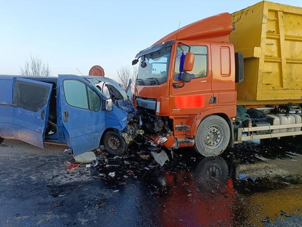 Frontale fra camion e minivan sulla provinciale 30 a Casalgrasso: un morto e quattro feriti gravi Frontale fra camion e minivan sulla provinciale 30 a Casalgrasso: un morto e quattro feriti gravi