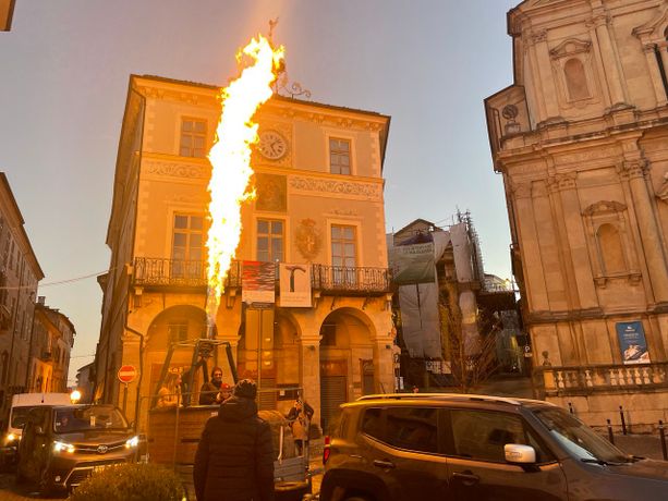 La sfilata fiammeggiante degli equipaggi apre il Raduno Aerostatico dell'Epifania a Mondovì [FOTO E VIDEO]