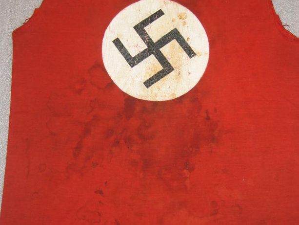 Mondovì ancora preda dell'antisemitismo: disegnata una svastica sul retro del municipio