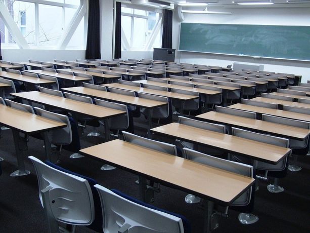 Due società si contendono la gestione della Scuola di Mediazione linguistica: studenti rischiano di perdere l'anno