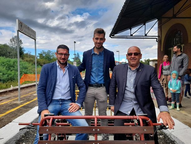 Non solo treni: sulla Chivasso-Asti si fa il giro turistico sui ferrocicli Non solo treni: sulla Chivasso-Asti si fa il giro turistico sui ferrocicli