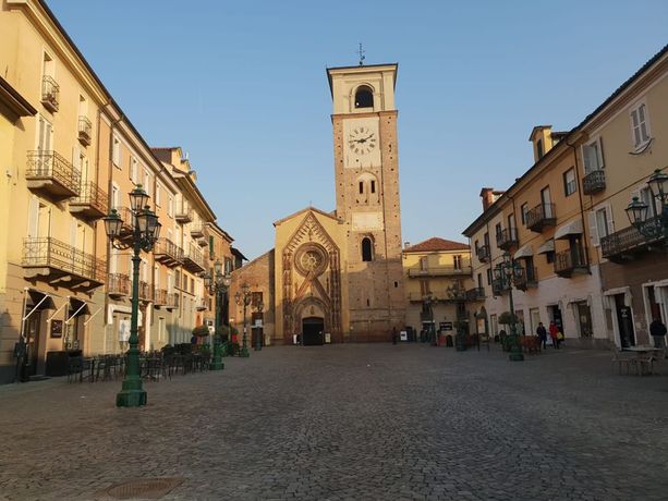 Imbratta un quadro con disegni osceni in chiesa e ruba 4 calici: arrestato un clochard