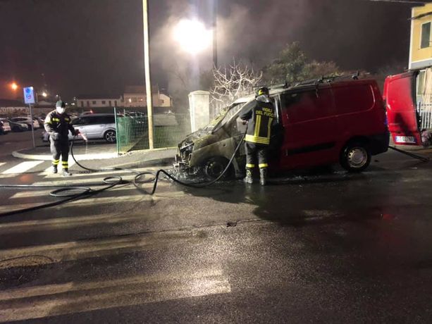 Incendio in via Ivrea a Chivasso: a fuoco un furgone parcheggiato