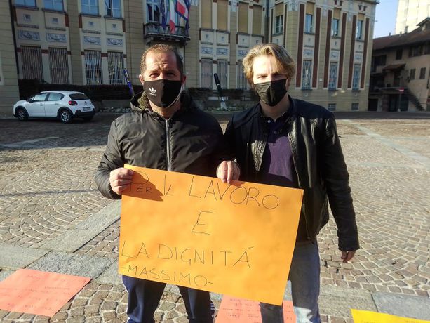 A Settimo la protesta dei commercianti: "Ciao a tutti, sono Massimo e da lunedì mi incateno davanti al Comune": A Settimo la protesta dei commercianti: "Ciao a tutti, sono Massimo e da lunedì mi incateno davanti al Comune":