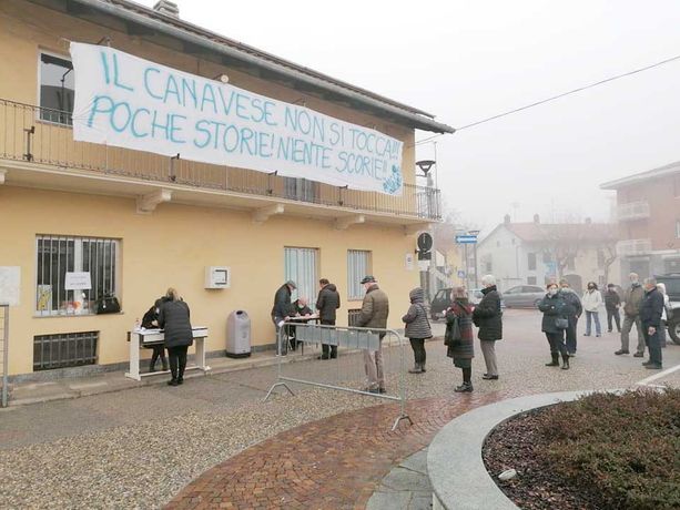 Scorie nucleari: "Il Canavese non si tocca": A Mazzè parte la raccolta firme contro il Deposito unico nel chivassese Scorie nucleari: "Il Canavese non si tocca": A Mazzè parte la raccolta firme contro il Deposito unico nel chivassese